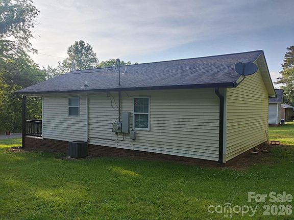 3rd image of 702 Harmon Rd