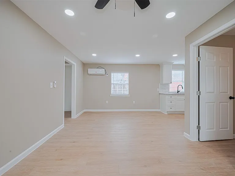 2516 Craigmont St — Photo 4