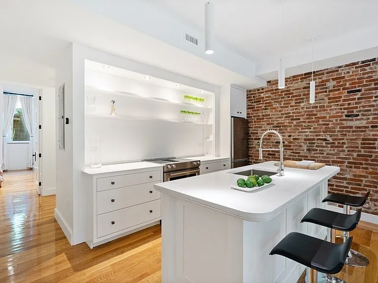 15 Regent Cir — Photo 1