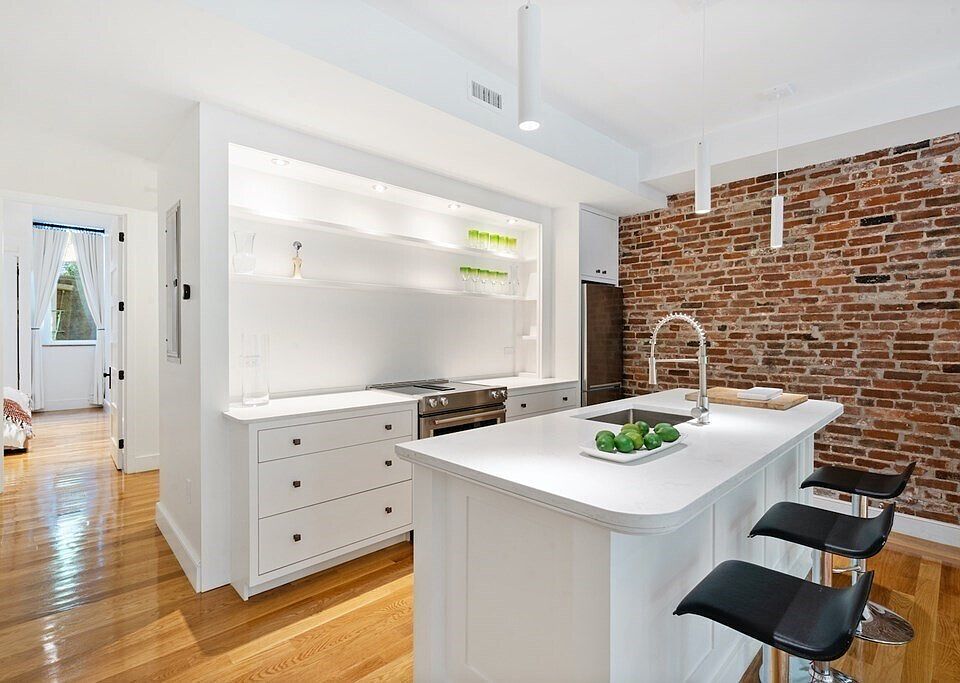 1st image of 15 Regent Cir
