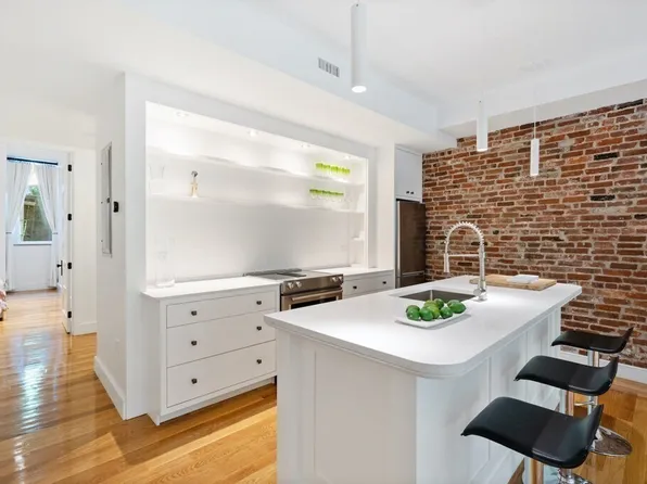 15 Regent Cir, Brookline, MA 02445