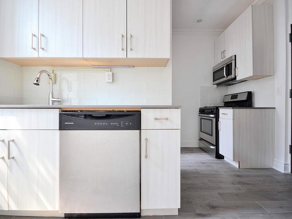 2nd image of 442 Lorimer St APT 3