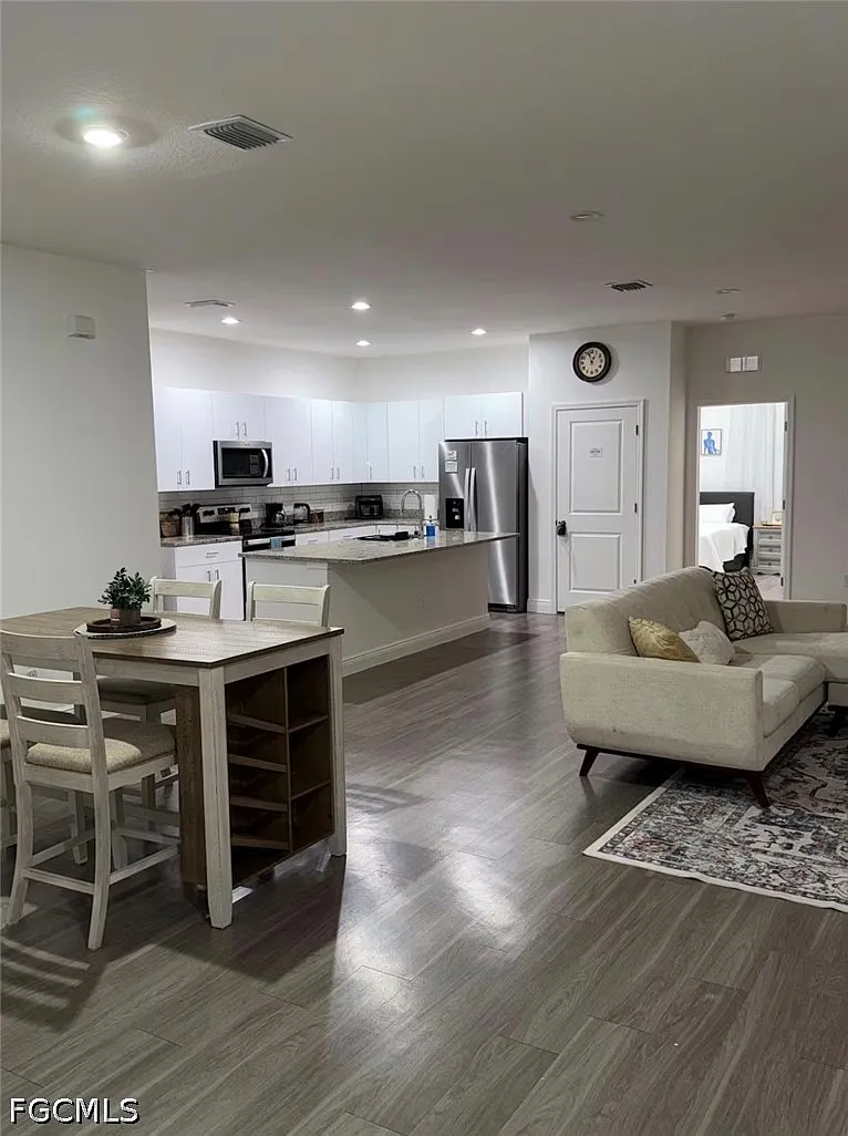 3 bed, 2.0 bath, 1731 sqft, $2,800 — Photo 3