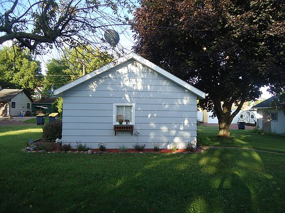 4th image of 215 10th Ave W