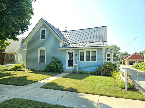 114 W Chestnut St, New Carlisle, IN 46552