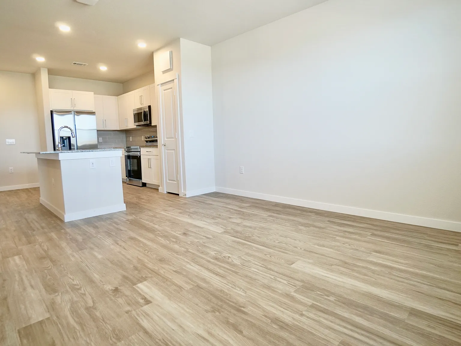 1 bed, 700 sqft, $975 — Photo 2