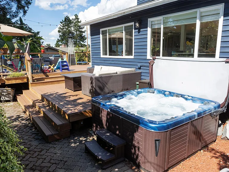 125-jet hot tub