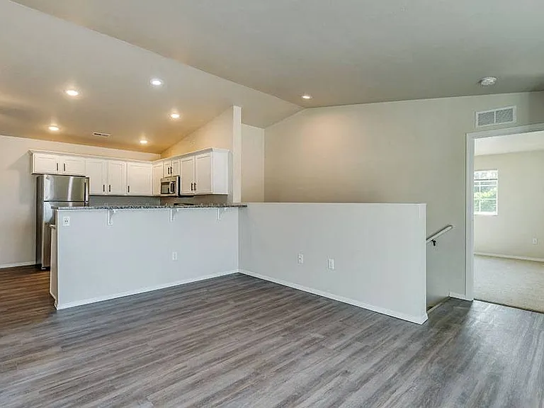 The Peninsula Apartments — Photo 13