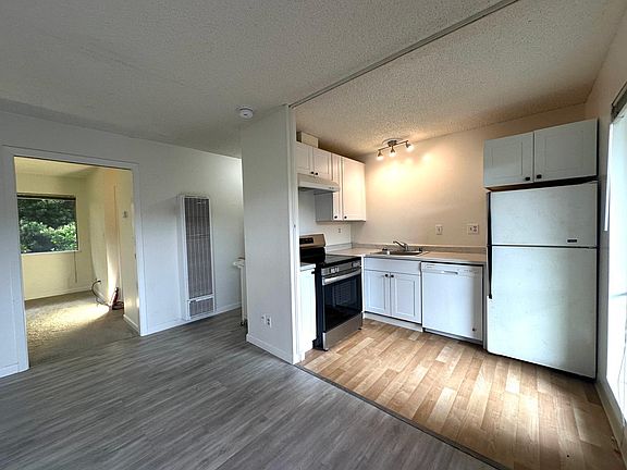 3rd image of 915 E Blithedale Ave #3