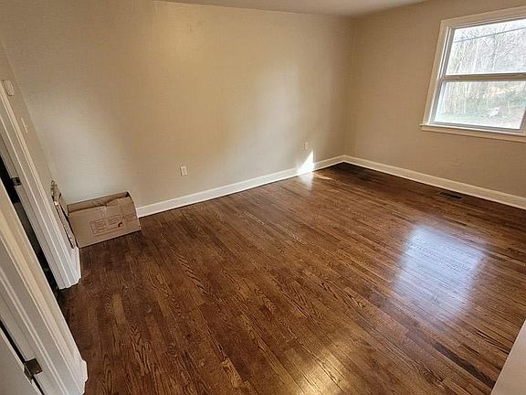5th image of 1332 Hillcrest Ave
