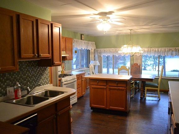3rd image of 5240 Lakeview Dr