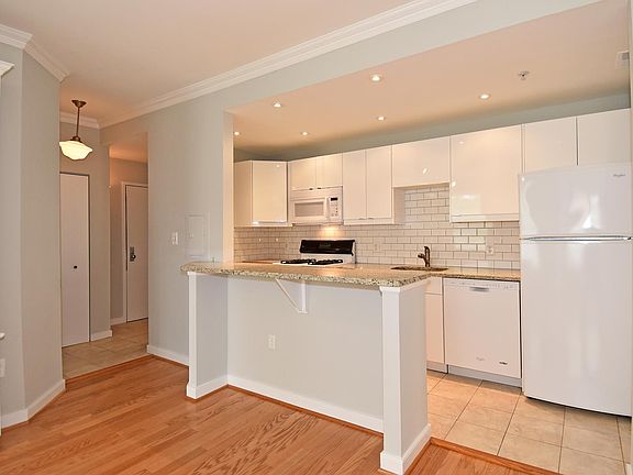 Updated kitchen now with stainless steel gas stove (not pictured)