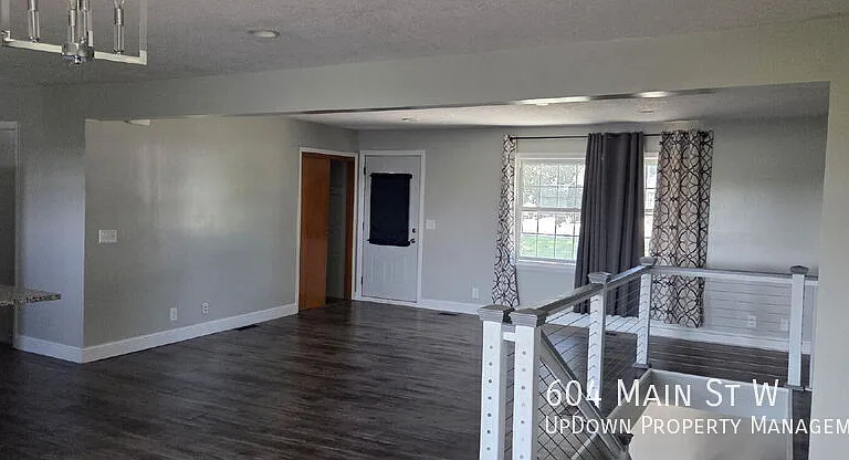 604 Main St W — Photo 12