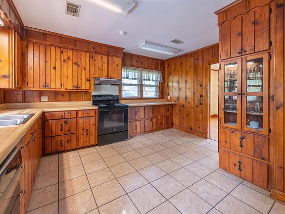 4th image of 302 Hillside Dr