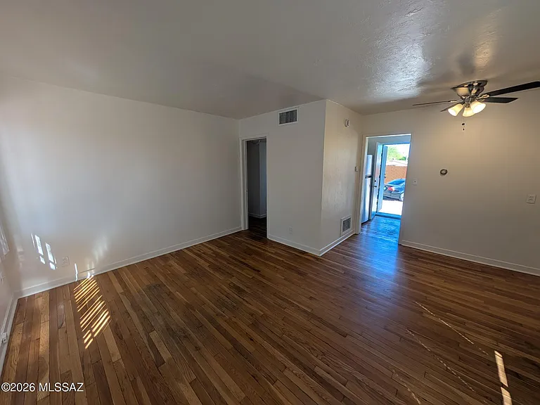 1401 E 10th St #3 — Photo 6