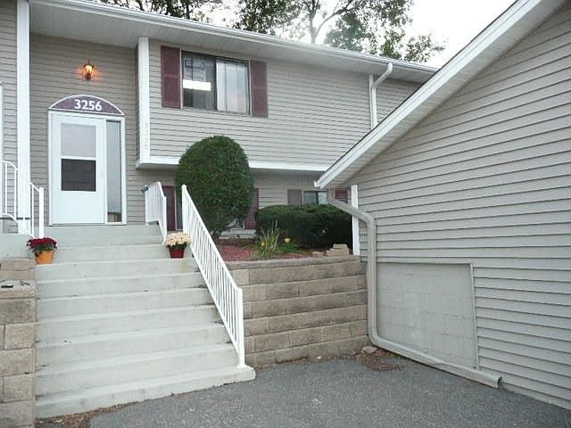 Nice small community close commutes to both Downtowns, the airport, and MOA