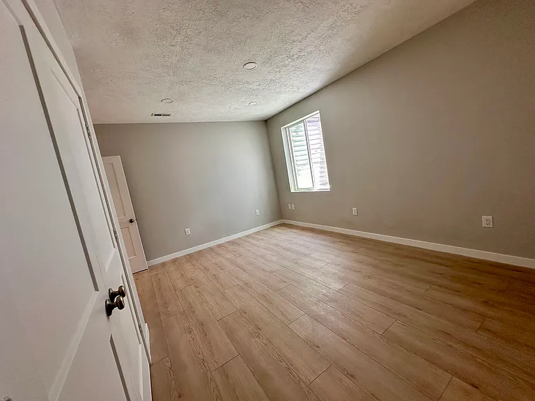 1115 E 400 N — Photo 18