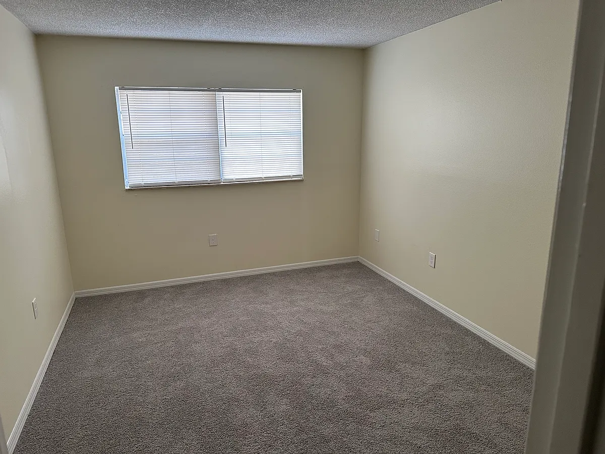 Building Photo - 940 S Lakeshore Way #B6