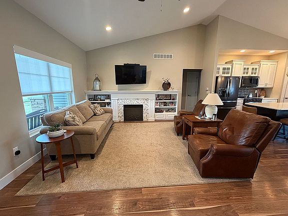 3rd image of 24 Green Oak Ct