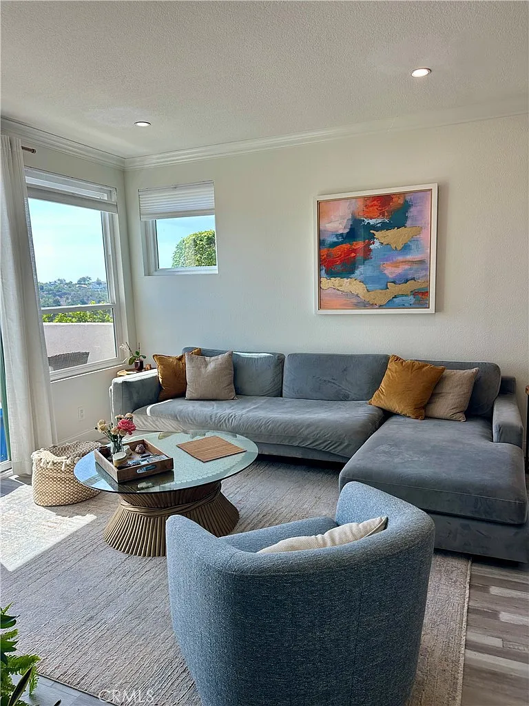 2 bed, 1053 sqft, $3,975 — Photo 3