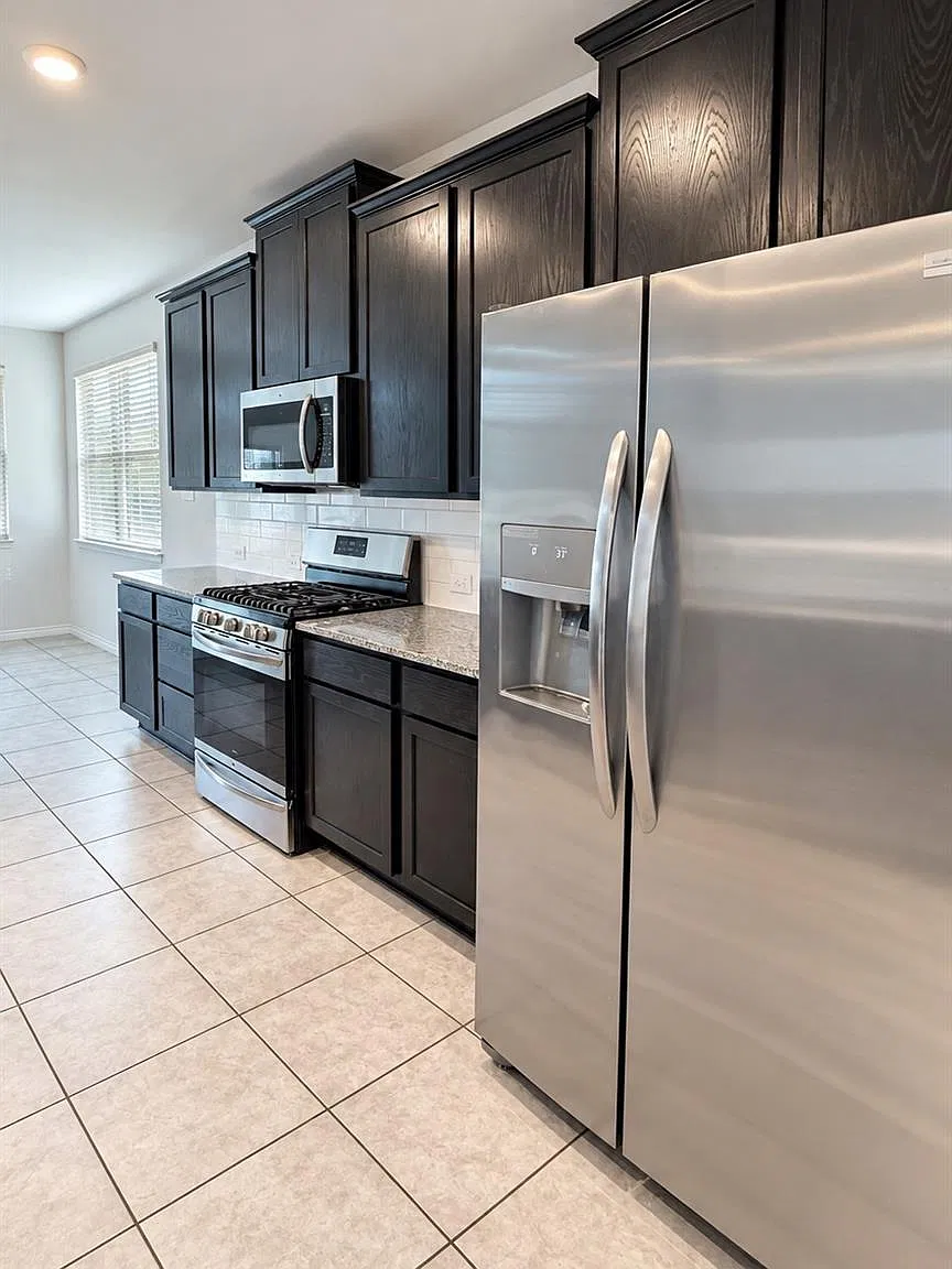 4 bed, 2.5 bath, 2541 sqft, $2,800 — Photo 4