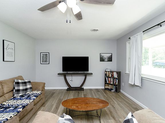 4th image of 8945 Glendale Cir