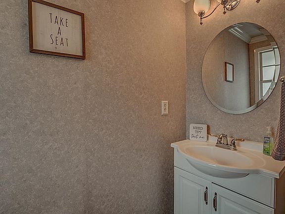 4th image of 828 Horseshoe Ln