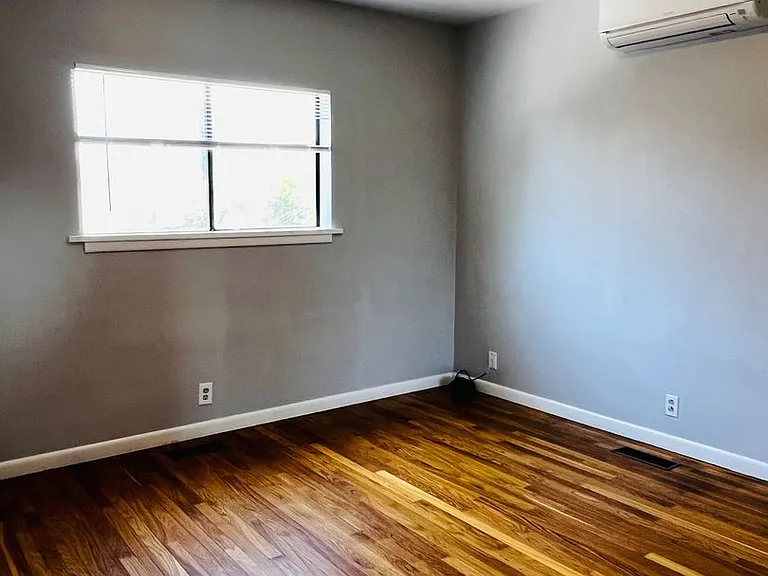 634 Burns St — Photo 8