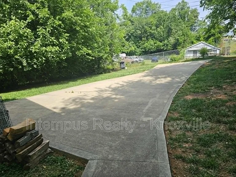 2419 E Glenwood Ave — Photo 24