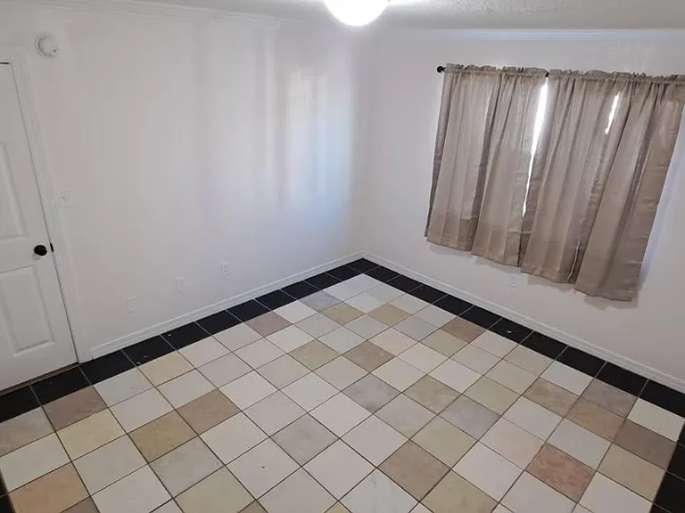 West Towne Apartments — Photo 10