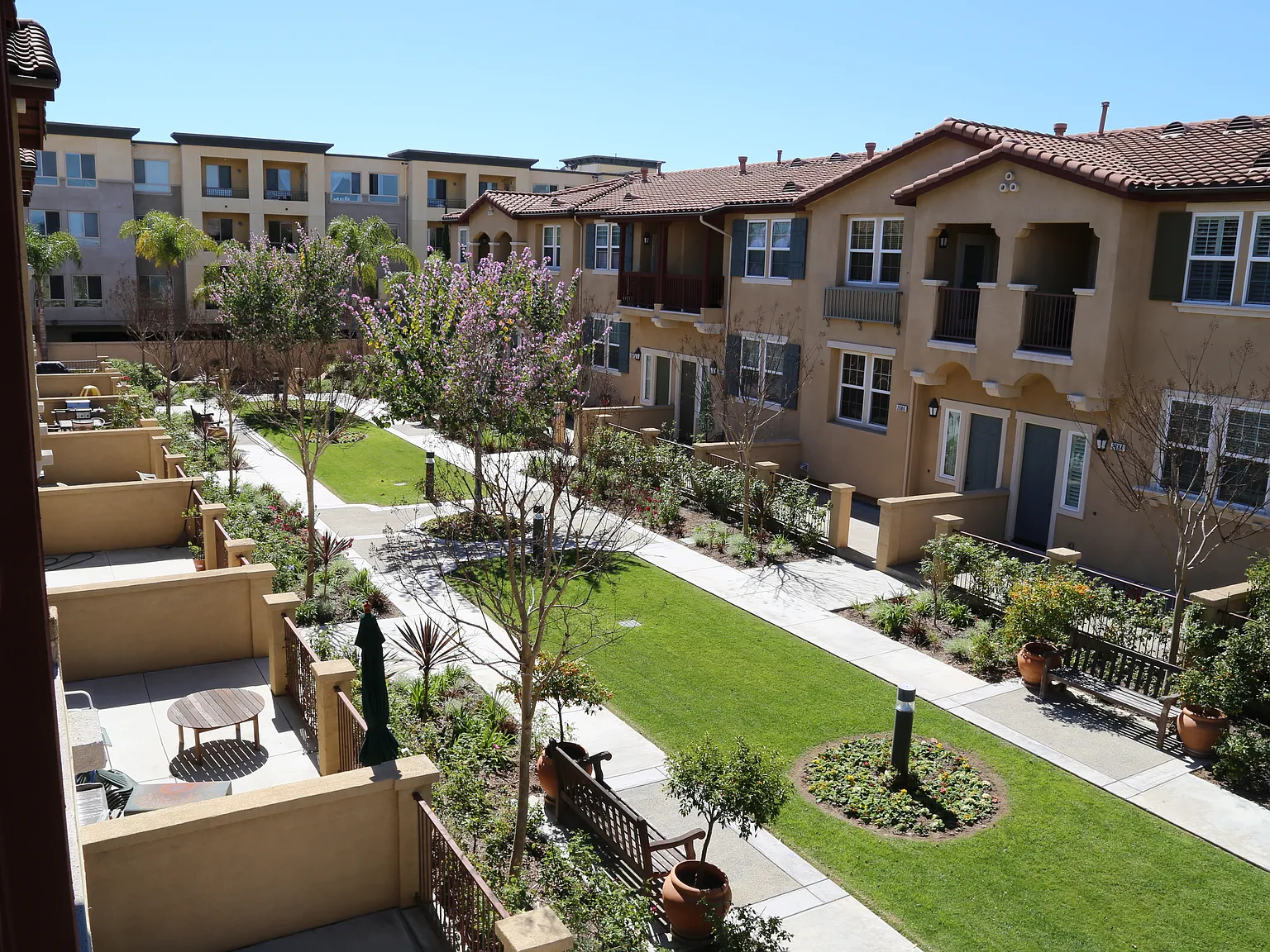 3 bed, 2.5 bath, 1600 sqft, $4,200 — Photo 1