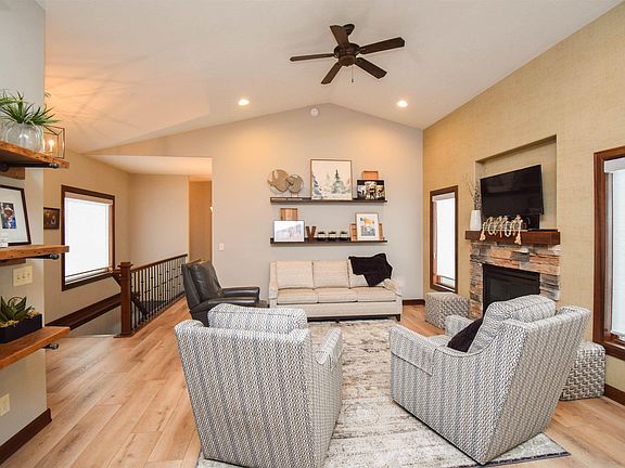 4th image of 2504 E Carlyle Cir