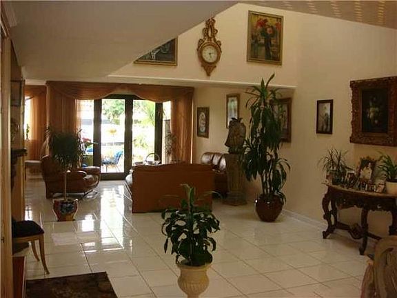 2nd image of 307 Poinciana Dr