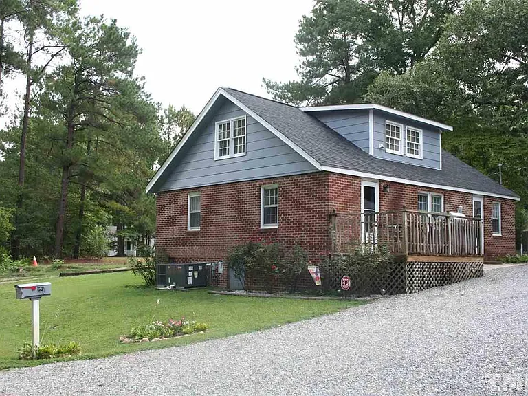 221 Howard Rd — Photo 2