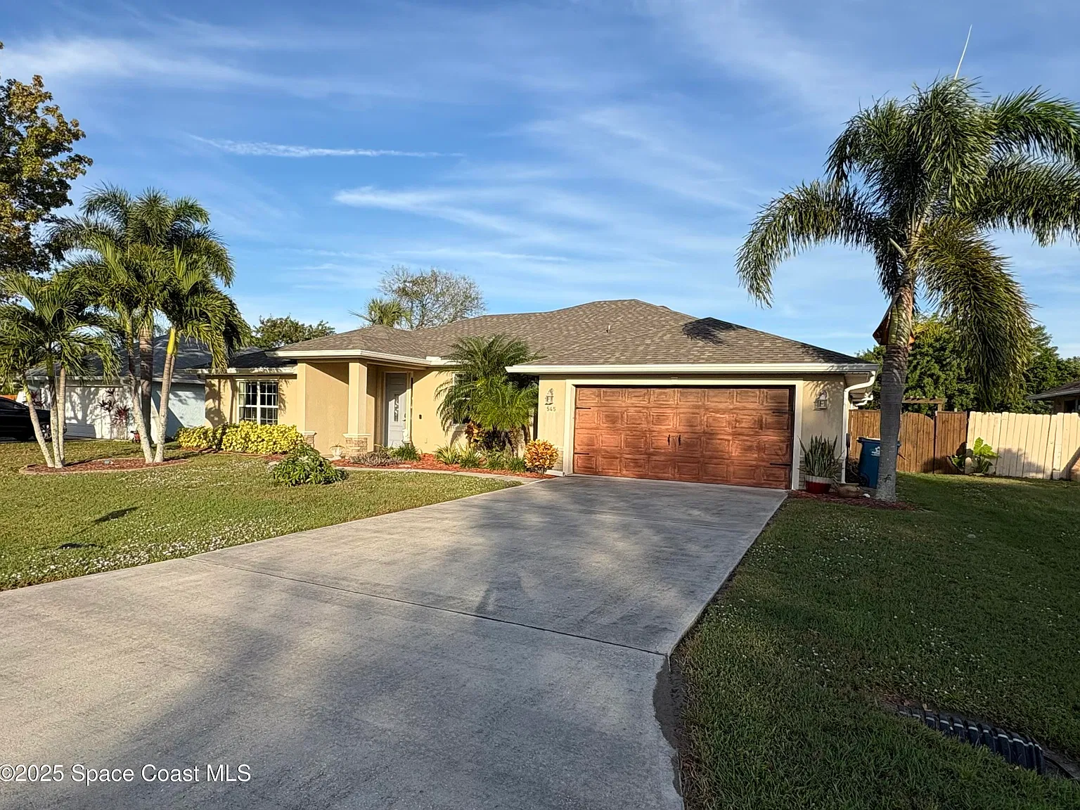 4 bed, 2.0 bath, 2083 sqft, $2,500 — Photo 2