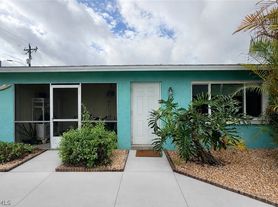 3032 SE Santa Barbara Pl, Cape Coral, FL