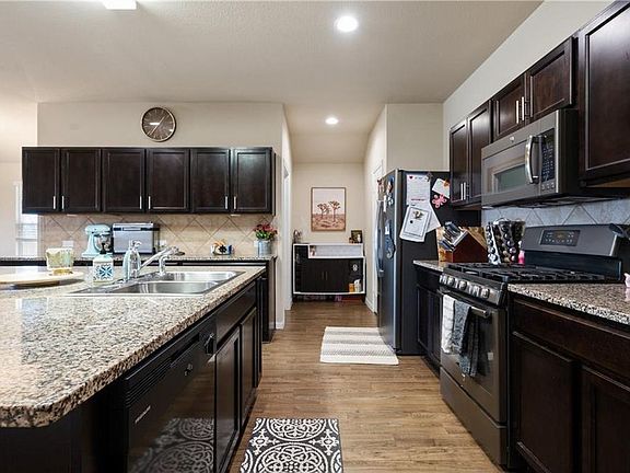 5th image of 202 Camellia Dr