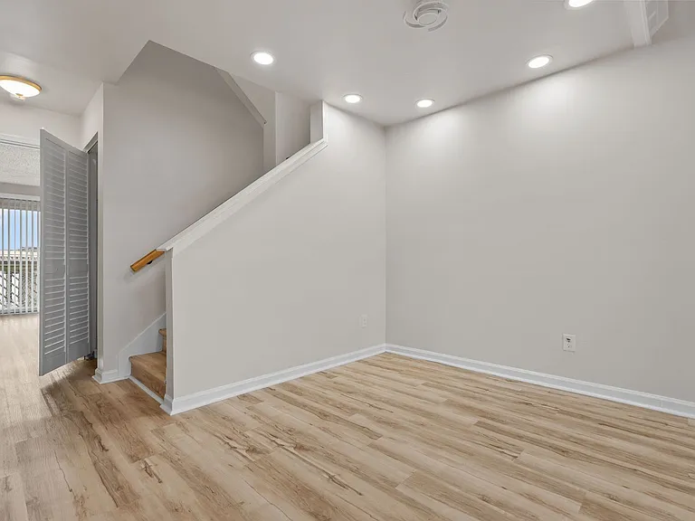 837 Little Bay Ave #3C — Photo 11