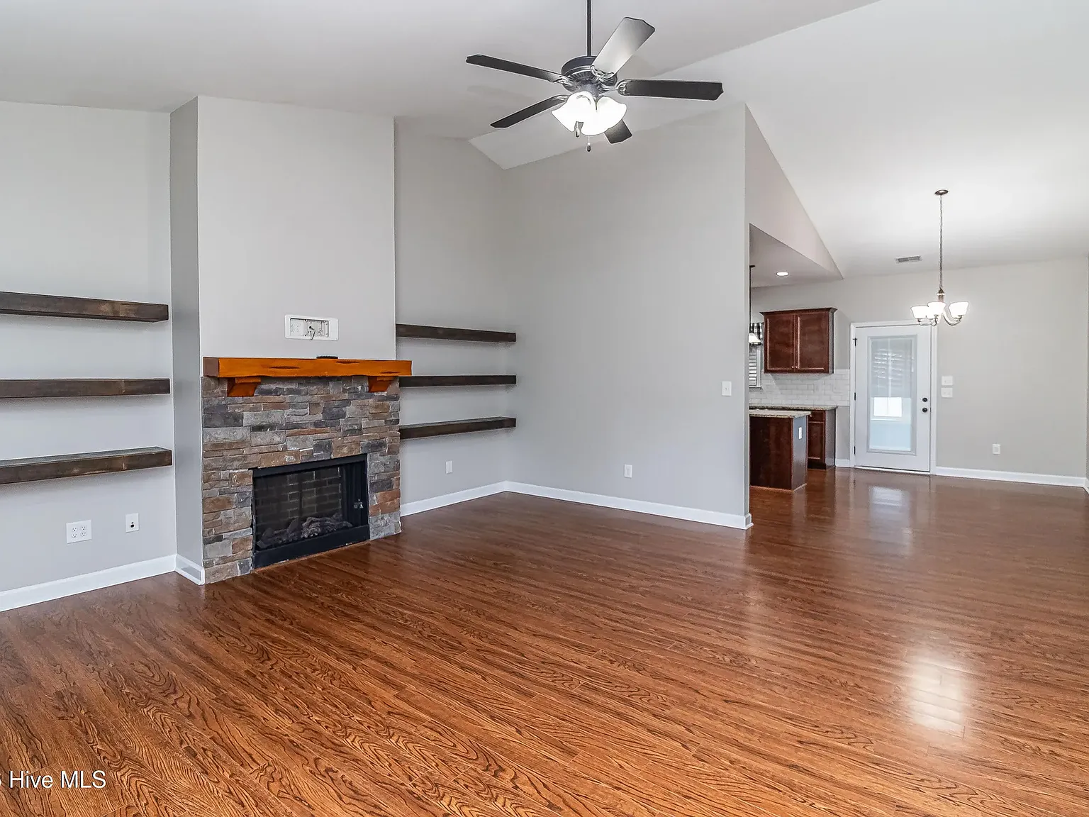 3 bed, 1767 sqft, $2,100 — Photo 2