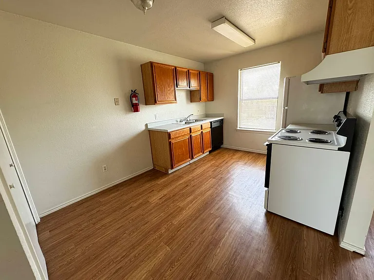 1904 Windward Dr — Photo 7