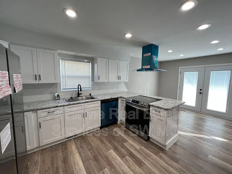 738 E Powell St — Photo 9