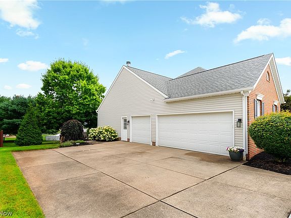 3rd image of 6633 Olde Stone Cir NE