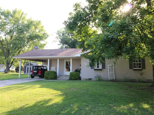 115 Fielder Dr, Salem, IL 62881