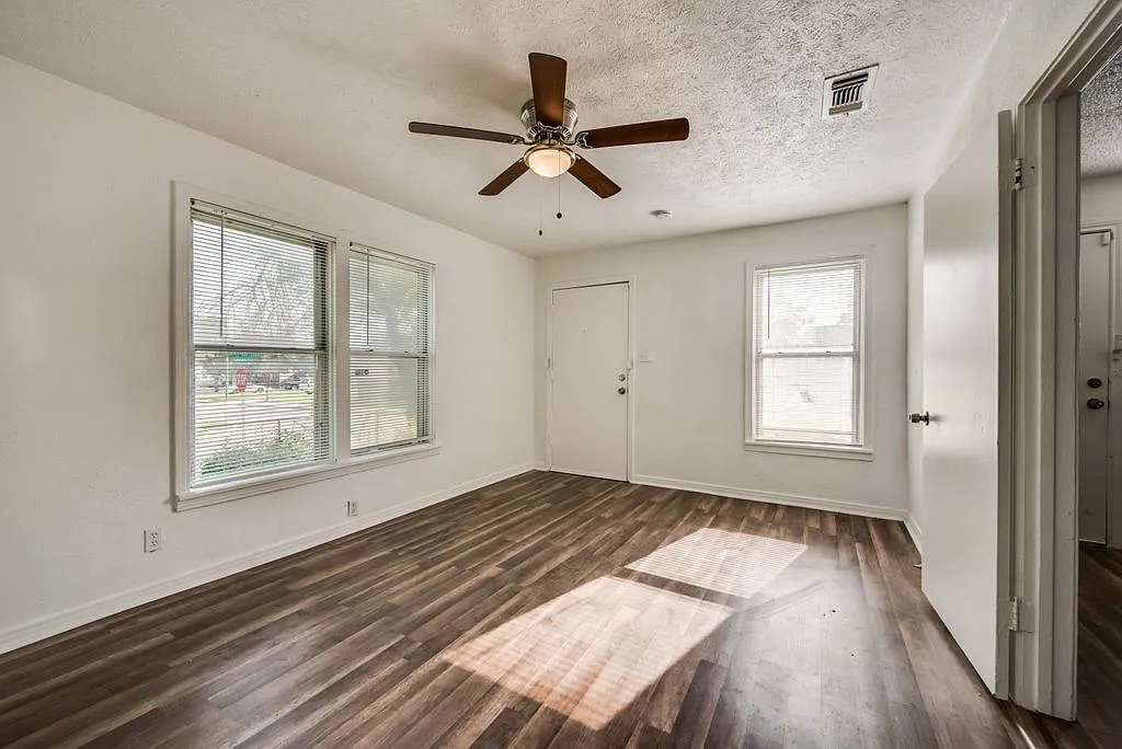 3540 Burton Avenue - B — Photo 3