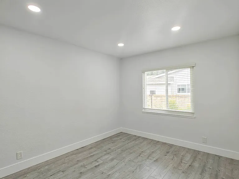 1626 Riverside Dr — Photo 10
