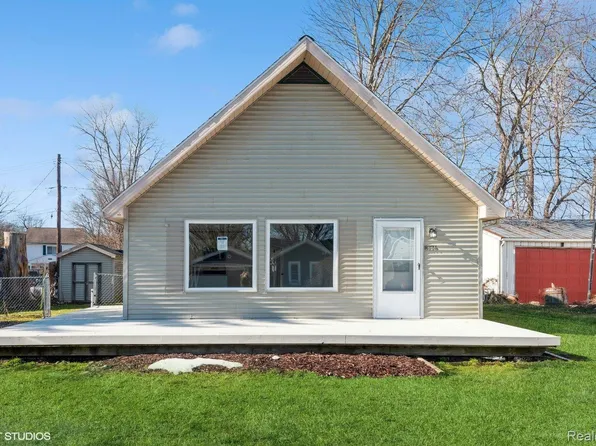 8774 Lagoon Dr, Brighton, MI 48116
