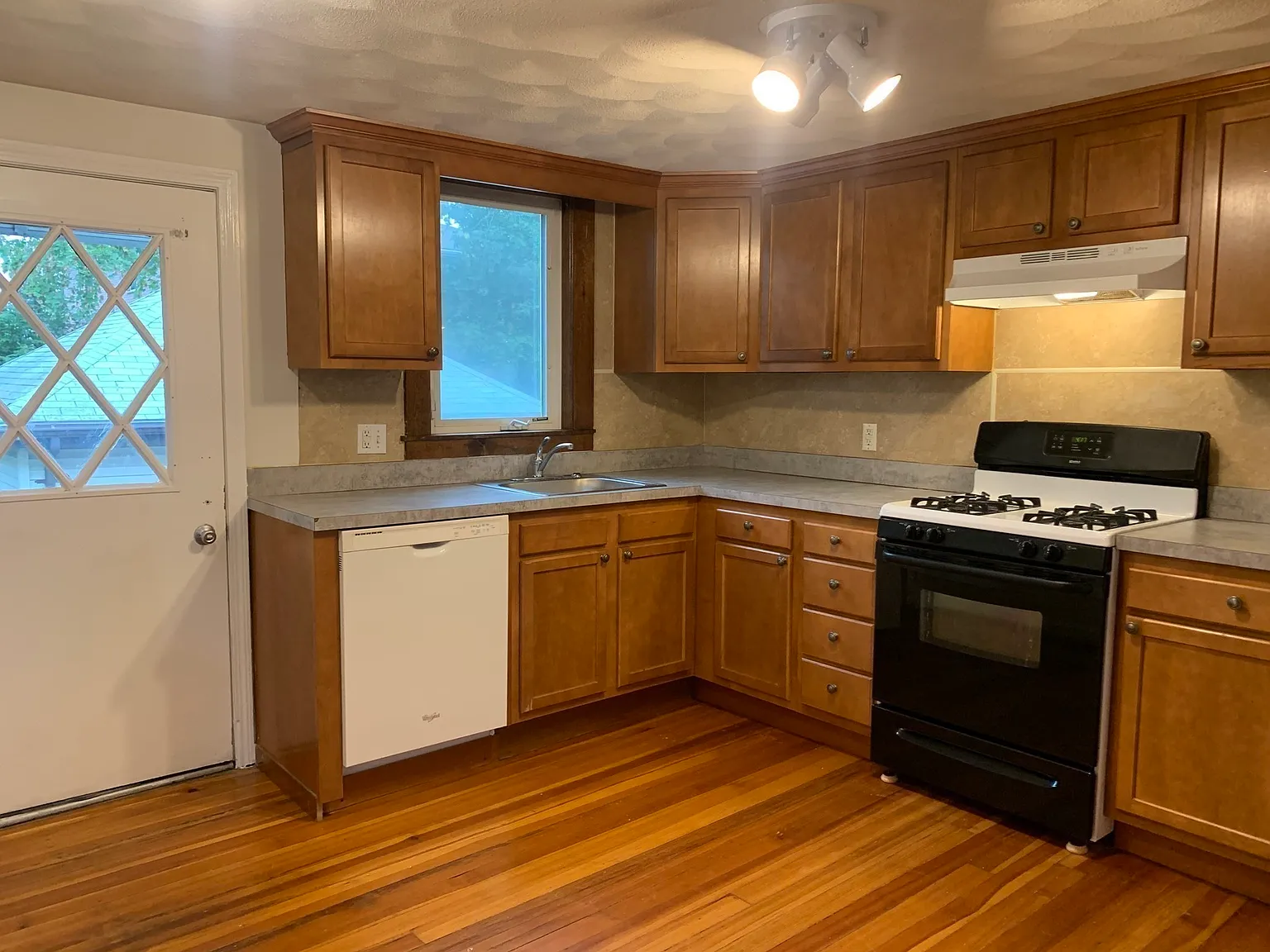 3 bed, 1036 sqft, $3,000 — Photo 3
