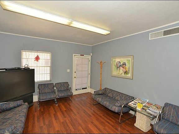 5th image of 2100 E Yandell Dr