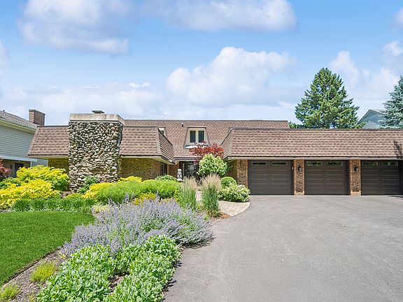 2nd image of 2036 Valley Lo Ln