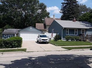 560 Hawkins St, Elgin, IL 60123